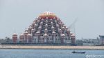 Masjid  Ini Istimewa Kubahnya, View-nya Juga Sip Mepet Pantai Losari