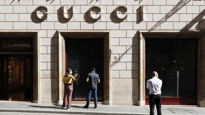 ROME, ITALY - MAY 15: Two Gucci employees decide how to separate the entrance and exit of customers in view of the reopening of the store on May 15, 2020 in Rome, Italy. Italy was the first country to impose a nationwide lockdown to stem the transmission of the Coronavirus (Covid-19) and it has started to ease these restrictions in recent weeks. The initial reopening date decided by the government would have been June 1, but due to pressure from the regional governments, trade associations and the public, this process has been accelerated. However, many businesses have complained that the government has not provided complete safety guidelines for the various types of businesses permitted to reopen and, consequently, some have decided to postpone their opening. (Photo by Marco Di Lauro/Getty Images)