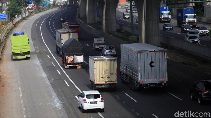 H+3 lebaran, arus lalu lintas Tol Jakarta-Cikampek terpantau ramai lancar, Rabu (27/5/2020). Kendaraan niaga paling mendominasi.