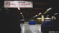 Kawasan pertokoan yang berada di bawah Terminal Blok M juga tampak sunyi.