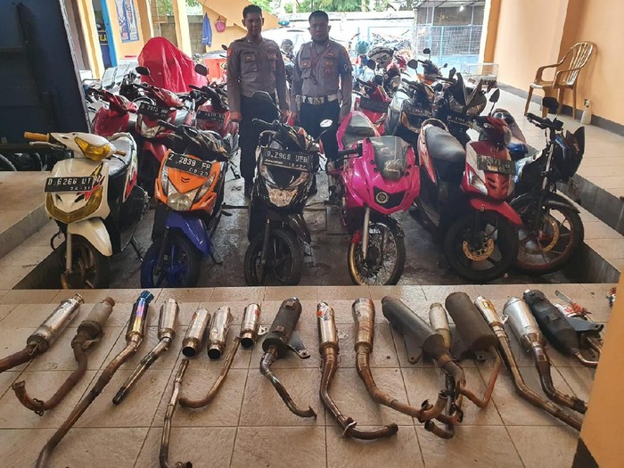 Polisi menyita knalpot brong sepeda motor di Bandung