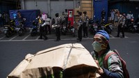 Anggota Ditsamapta Polda Metro Jaya melakukan sosialisasi protokol kesehatan di Pasar Pagi Asemka, Jakarta Barat, Rabu (27/5/2020).