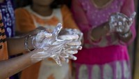 Sejumlah anak di kamp pengungsian Rohingya di Coxs Bazar terlihat aktiv mencuci tangan untuk mencegah penyebaran virus Corona. Kamp-kamp pengungsi di Coxs Bazaar adalah rumah bagi 850.000 pengungsi Rohingya, lebih dari setengahnya adalah anak-anak. Kamp-kamp padat penduduk ini berisiko tinggi terhadap infeksi COVID-19. Pada Maret 2020, lebih dari 216.000 anak di kamp ini telah menerima edukasi mencuci tangan.