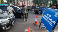 Arus sedikit melambat karena adanya check point PSBB.