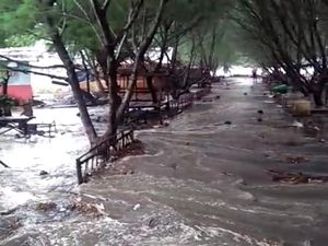 Air Pasang Terjang Pantai Blitar Selatan, 12 Warung Jebol, 5 Perahu Rusak