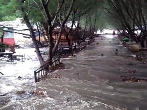 Air Pasang Terjang Pantai Blitar Selatan, 12 Warung Jebol, 5 Perahu Rusak