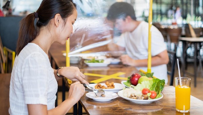 Makan Bareng-bareng Picu Penularan COVID-19 Klaster Keluarga-Perkantoran?