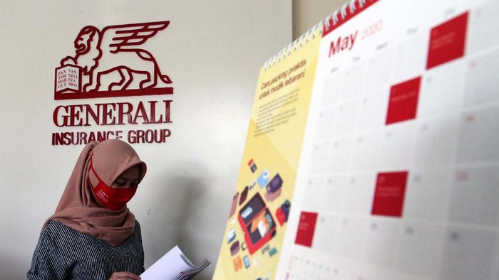 Direktur PT Asuransi Jiwa Generali  Indonesia Jutany Japit (kedua kiri) didampingi  perwakilan agen Iriany (kiri) dan Inneke Agustina (kanan) memberikan penjelasan mengenai pengajuan klaim secara online kepada nasabah Windy disela-sela pembayaran klaim kesehatan dan penyakit kritis sebesar Rp3,6 miliar di Tangerang, Banten, Rabu (27/5). Generali Indonesia terus memenuhi komitmennya untuk mendampingi nasabah di setiap tahap kehidupan, termasuk dimasa-masa sulit ketika nasabah mengalami musibah sakit.