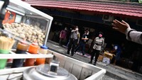 Para petugas yang melakukan sosialisasi protokol kesehatan di pasar tersebut tampak mengenakan masker.