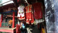 Sepinya pengunjung membuat para pedagang busana dan pernak-pernik mengeluh.