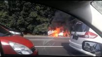 Mobil Terbakar Dekat GT Halim Pagi Ini, Asap Membubung