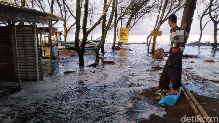 Pantai selatan Kulon Progo tak luput dari terjangan gelombang tinggi, Rabuu (27/5/2020).
