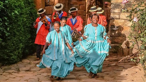 Budaya Madagaskar adalah campuran dari berbagai budaya dari seluruh dunia, yang mencerminkan asal-usul masyarakat adat Austronesia Afrika, Malagasi, dan pengaruh pemukim kolonial Prancis. Pengaruh-pengaruh Arab, India, Inggris, dan Cina semuanya bergabung menjadi lingkungan budaya multi-etnis yang unik. Istimewa/Pierre-Yves Babelon/Shutterstock via worldatlas.com Budaya Madagaskar adalah campuran dari berbagai budaya dari seluruh dunia, yang mencerminkan asal-usul masyarakat adat Austronesia Afrika, Malagasi, dan pengaruh pemukim kolonial Prancis. Pengaruh-pengaruh Arab, India, Inggris, dan Cina semuanya bergabung menjadi lingkungan budaya multi-etnis yang unik. Istimewa/Pierre-Yves Babelon/Shutterstock via worldatlas.com