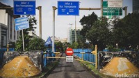 Lalu lalang kendaraan seperti bus hingga angkot kini tak lagi terlihat.