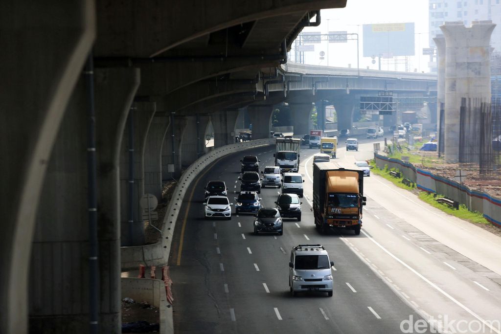 H+3 lebaran, arus lalu lintas Tol Jakarta-Cikampek terpantau ramai lancar, Rabu (27/5/2020). Kendaraan niaga paling mendominasi.