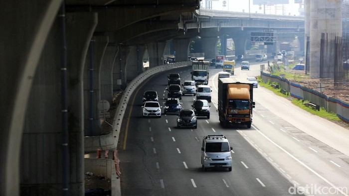 H+3 lebaran, arus lalu lintas Tol Jakarta-Cikampek terpantau ramai lancar, Rabu (27/5/2020). Kendaraan niaga paling mendominasi.