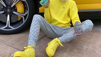  Bersandar di mobilnya yang mewah, Jeffree pasang pose keren sambil minum di sana. Foto: Instagram @jeffreestar