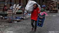 Beberapa pedagang mulai mempersiapkan dagangan mereka, mereka berharap pemberlakuan PSBB segera di akhiri.