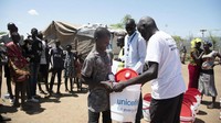 Para kaum lelaki di Sudan Selatan terlihat menyusun ember yang akan digunakan untuk mencuci tangan sebagai langkah awal perlindungan COVID-19. Bersama dengan kementerian kesehatan, UNICEF membantu mendistribusikan peralatan sanitasi seperti ember dan sabun untuk ribuan orang di Sudan Selatan.