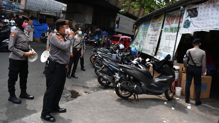 Polisi Gelar Sosialisasi Hadapi New Normal di Jakarta Anggota Ditsamapta Polda Metro Jaya gelar sosialisasi protokol kesehatan di Jakarta. Sosialisasi dilakukan sebagai persiapan untuk hadapi new normal.