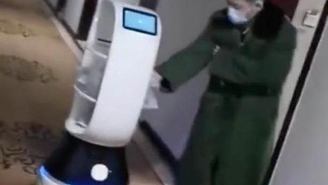 Robot hingga Waria Jadi Pengantar Makanan Saat Pandemi COVID-19