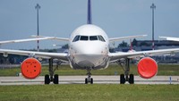 Sebuah pesawat Lufthansa terparkir bandara Munich, Jerman, Selasa, 26 Mei 2020.