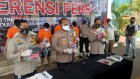 Kasus tersebut diketahui terjadi pada pada Minggu (24/5) pukul 03.00 WIB. Saat itu korban sedang nongkrong di Jalan Raya Bintaro Sektor 3 Kelurahan Pondok Karya, Pondok Aren, Tangsel. Pada saat itu korban dipepet. Dia kemudian dibawa masuk ke mobil dan ditodong dengan benda mirip senjata api. Korban kemudian diminta memberikan sejumlah uang kepada para pelaku. Kasus ini kemudian dilaporkan ke Polsek Pondok Aren. Foto: Istimewa.