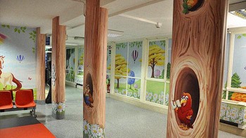 Dalam lukisannya ia kerap mengambil tema kehidupan laut, animasi hewan, dan banyak lagi. (Foto: Dok. Silvio Irilli)