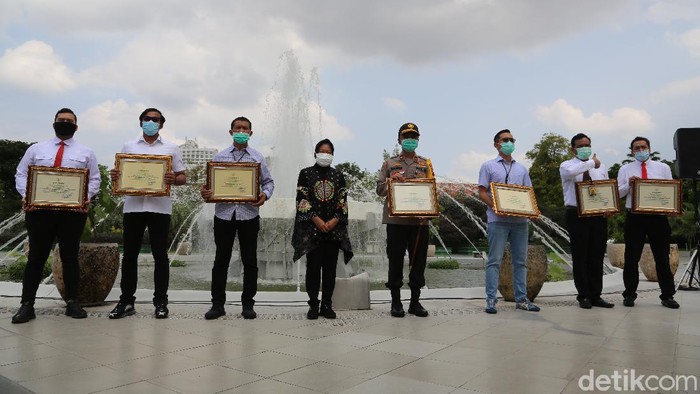 Kinerja polisi dalam menjaga keamanan dan kenyamanan Surabaya mendapat apresiasi. Secara khusus Wali Kota Tri Rismaharini memberikan piagam pengahargaan kepada jajaran Polrestabes Surabaya.