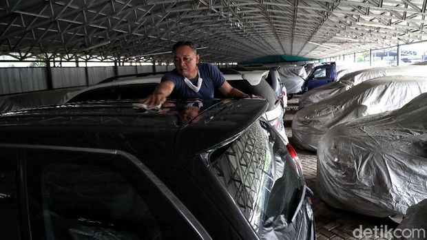 Tak sedikit warga yang harus mengencangkan ikat pinggang agar dapat bertahan di tengah pandemi COVID-19. Mobil pun digadai guna penuhi kebutuhan sehari-hari.