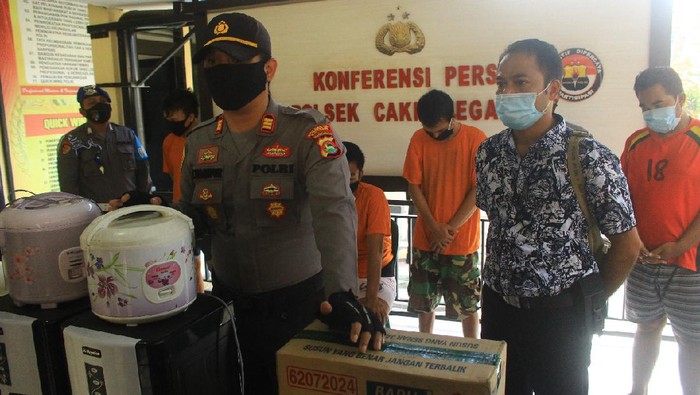 Polsek Cakranegara menangkap otak pelaku pencurian gudang ekspedisi di Mataram, NTB (dok. Istimewa)