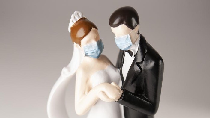 Miniature people : Happy bride wearing masks to protect against viruses during wedding time. People wear masks to prevent New type COVID-19 pneumonia. Coronavirus and Covid-19 concept. Selective focus