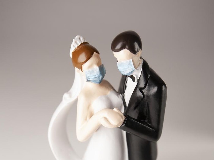 Pernikahan New Normal Miniature people : Happy bride wearing masks to protect against viruses during wedding time. People wear masks to prevent New type COVID-19 pneumonia. Coronavirus and Covid-19 concept. Selective focus