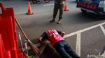Langgar PSBB, Pengendara Dihukum Push Up dan Sapu Jalan