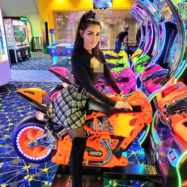 Punya banyak pengikut di media sosial, tak heran jika Lia mendapat banyak keuntungan dari video-videonya. Tahun lalu, hasil kerja keras Lia dibelikan sebuah rumah mewah di Los Angeles. Foto: Instagram @sssniperwolf