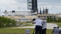 Roket Falcon 9 direncanakan akan meluncur pada Rabu pukul 16.33 waktu setempat. Kapsul Crew Dragon berada di atas roket. SpaceX akan meluncurkan astronaut pertamanya untuk Badan Antariksa AS (NASA).