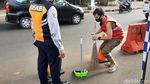 Langgar PSBB, Pengendara Dihukum Push Up dan Sapu Jalan