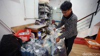 Biasanya sebelum dan sesudah lebaran, banyak pelanggan yang menaruh pakaian kotornya di tempat laundry. Namun lebaran tahun ini sepi.