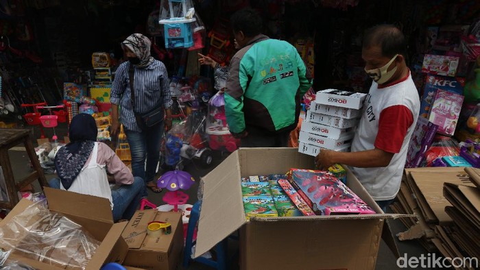 Warga berbelanja mainan di Pasar Gembrong, Jakarta Timur, Rabu (27/5/2020). H+3 lebaran warga ramai belanja mainan dipasar ini guna memberi kesenangan kepada anak mereka.