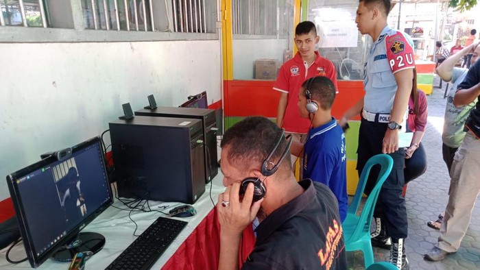 Warga Binaan Lapas Kelas II A Banyuwangi Manfaatkan Video Call Untuk Berlebaran