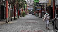 Suasana pertokoan dan pusat perbelanjaan yang sepi di kawasan Pasar Baru, Jakarta, Rabu (27/5).