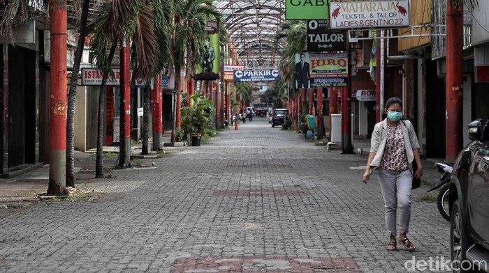 PSBB Bikin Pasar Baru Sepi Suasana pertokoan dan pusat perbelanjaan yang sepi di kawasan Pasar Baru, Jakarta, Rabu (27/5). Menurut keterangan pedagang, sejak diberlakukannya PSBB yang telah berjalan selama tiga bulan ini membuat terjadinya menurunnya pendapatan.