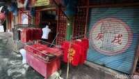 Para pedangang mengeluh omzetnya menurun akibat sepinya pengunjung.