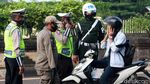 Langgar PSBB, Pengendara Dihukum Push Up dan Sapu Jalan
