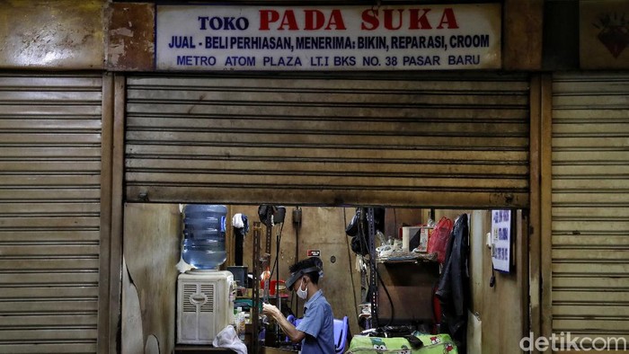 Toko-toko yang Tetap Bertahan di Tengah PSBB Suasana pertokoan dan pusat perbelanjaan di kawasan Pasar Baru, Jakarta, terlihat masih membuka kiosnya, Rabu (27/5).