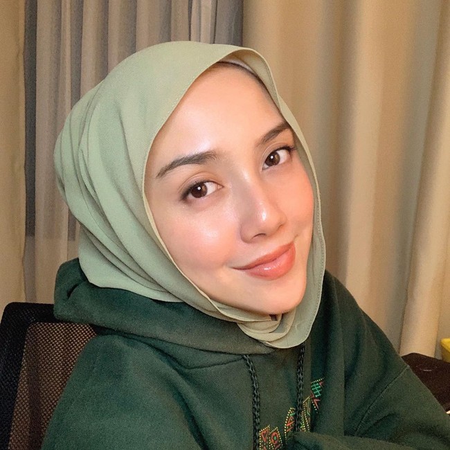 Saya ada komplikasi. Jadi ayah saya memutuskan untuk buat perubahan. Saya mengenakan kawat gigi dari umur 13 tahun. Sepanjang sembilan tahun, saya lalui tiga pembedahan besar dan dua pembedahan kecil karena gigi saya tertanam dalam gusi, cerita Nurin seperti dilansir mStar. Foto: Twitter