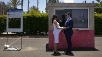 Jeffery Baker dan Shannon Carney yang sedang hamil delapan bulan mengucapkan sumpah saat menikah di tempat parkir Honda Center, Anaheim, California, Selasa (26/5/2020).