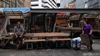 Lapak-lapak PKL terlihat berserakan di pusat perbelanjaan di kawasan Pasar Baru, Jakarta.