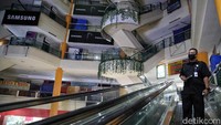 Seorang petugas keamanan sedang memeriksa area pusat perbelanjaan ITC Cempaka Mas, Jakarta.