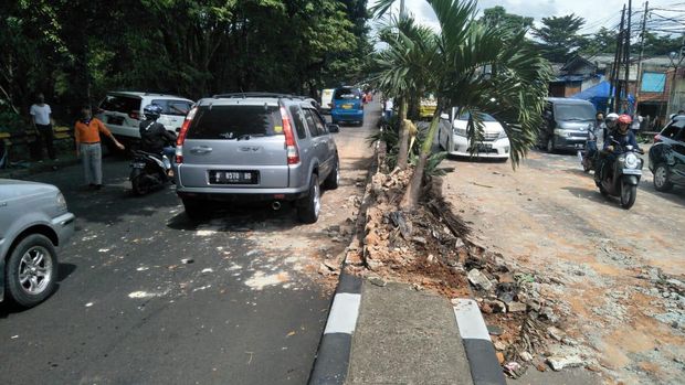 Eggi Sudjana mengalami kecelakaan mobil tunggal di Bogor